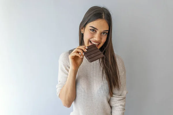 Retrato Una Joven Feliz Mordiendo Una Barra Chocolate Aislada Sobre — Foto de Stock