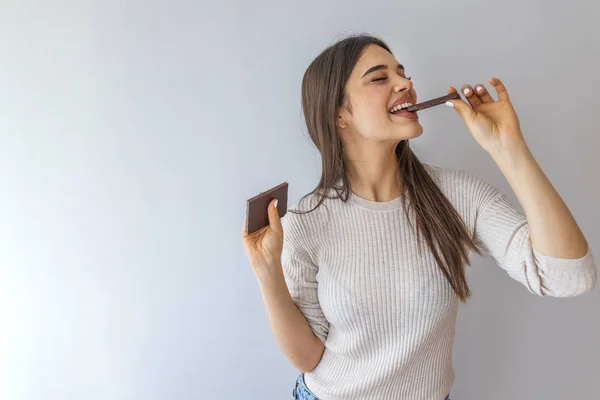 Mujer Joven Con Maquillaje Natural Divertirse Comer Chocolate Aislado Sobre — Foto de Stock