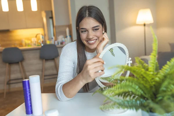 Ansiktet Ung Vacker Frisk Kvinna Tittar Spegeln Vacker Ung Kvinna — Stockfoto