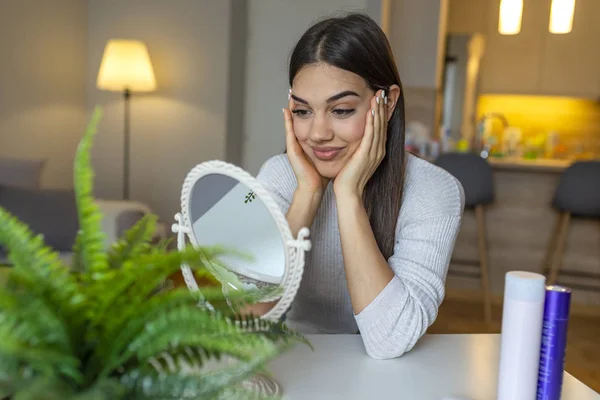 Belleza Facial Retrato Una Joven Atractiva Con Una Piel Fresca — Foto de Stock