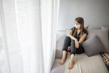 COVID-19 Pandemic Coronavirus Kadını, SARS-CoV-2 virüsünün yayılması için yüz maskesi takarak karantinaya alındı. 2019 Coronavirus hastalığına karşı kız izolasyon maskesi.