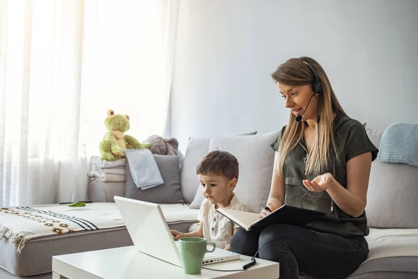 Madre Generazione Millenaria Che Lavora Casa Con Bambini Piccoli Mentre — Foto Stock