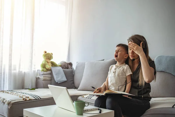 Pracující Matka Multitasking Svobodná Matka Dítětem Které Snaží Pracovat Znepokojená — Stock fotografie