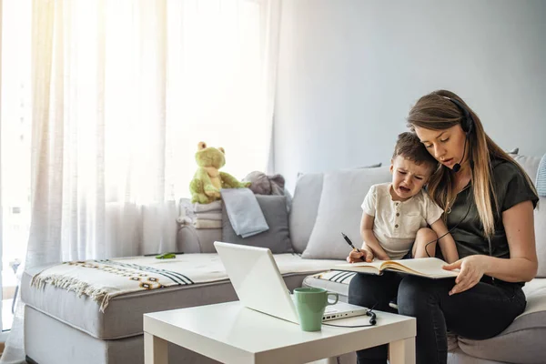 Una Madre Lavoratrice Multitasking Madre Single Con Bambino Che Cerca — Foto Stock