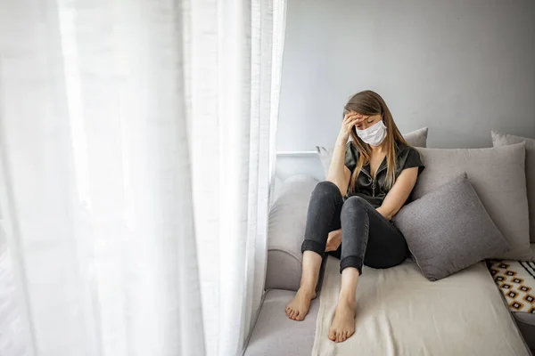 Jovem Mulher Máscara Médica Ficar Isolamento Casa Para Auto Quarentena — Fotografia de Stock