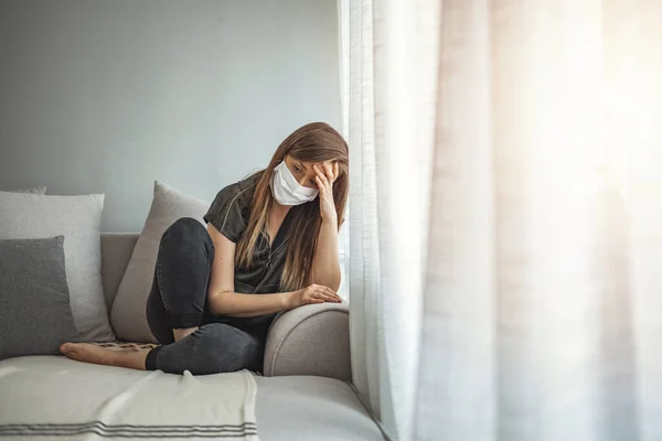 Sedih Gadis Kesepian Terisolasi Tinggal Rumah Dalam Perlindungan Steril Topeng — Stok Foto