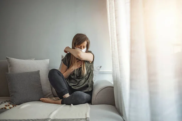 Koronavirus Žena Chirurgické Masce Obličeji Ochranný Pro Šíření Nemoci Covid — Stock fotografie