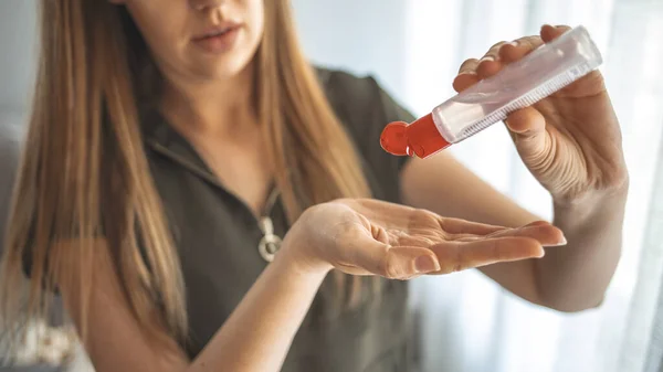 人们使用酒精防腐凝胶和防毒面罩 防止Covid 19的爆发 妇女用手部清洁剂洗手以避免感染Corona病毒 — 图库照片