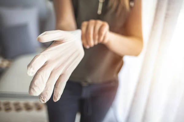 Женщина Медицинской Роще Руки Носят Перчатки Резиновых Перчатках Концепция Коронавируса — стоковое фото
