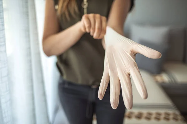 Młoda Kobieta Zakładająca Rękawice Ochronne Ręce Ciągu Dnia Zapobiegające Rozprzestrzenianiu — Zdjęcie stockowe