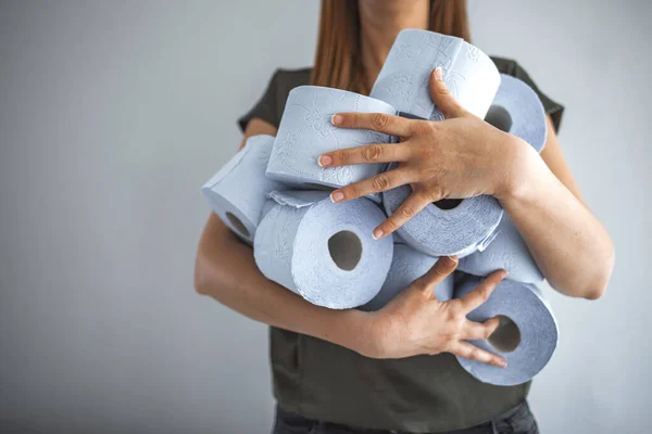 Mujer Almacenando Papel Higiénico Tejido Durante Brote Coronavirus Covid Concepto — Foto de Stock