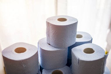 Bir yığın mavi kağıt rulo. Bir sürü tuvalet kağıdı rulosu. Yumuşak hijyenik kağıt. Kapatın. Tuvalet kağıdı piramidini kapatın. Coronavirus yüzünden dükkanlarda tuvalet kağıdı eksikliği kavramı, Covid-19. Hijyen, panik.
