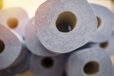 Bir yığın mavi kağıt rulo. Bir sürü tuvalet kağıdı rulosu. Yumuşak hijyenik kağıt. Kapatın. Tuvalet kağıdı piramidini kapatın. Coronavirus yüzünden dükkanlarda tuvalet kağıdı eksikliği kavramı, Covid-19. Hijyen, panik.