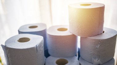 Tuvalet kağıdı rulosu. Koronavirüs, Covid-19, hijyen ve panik yüzünden dükkanlarda tuvalet kağıdı eksikliği. Tuvalet kâğıdı, tuvalet kâğıdını depo rafında istifliyor.