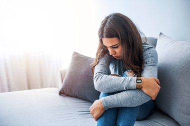 Yatay arka plandaki kadın virüs salgını ya da hastalık yüzünden izole edilmiş. Duygusal rahatsızlığı olan ruh sağlığı uzmanı üzgün, düşünceli bir kadın. Akıl sağlığı konsepti. Coronavirus (covid-19) kavramı