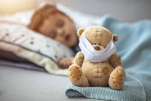 Egy Kisgyerek Lefekszik Egy Plüssmackóval Aki Légzőmaszkot Visel Hogy Megelőzze — Stock Fotó