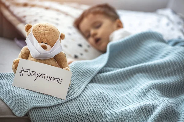 Niño Cuarentena Casa Cama Durmiendo Con Máscara Médica Oso Peluche —  Fotos de Stock