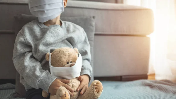 집에서 격리중인 아이가 코로나 바이러스와 유행할 때아픈 의료용 마스크를 모습을 — 스톡 사진