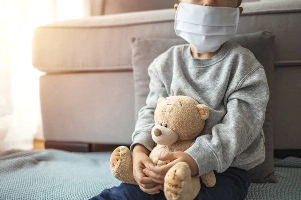 Niño Cuarentena Casa Ventana Poniendo Una Máscara Médica Oso Peluche — Foto de Stock