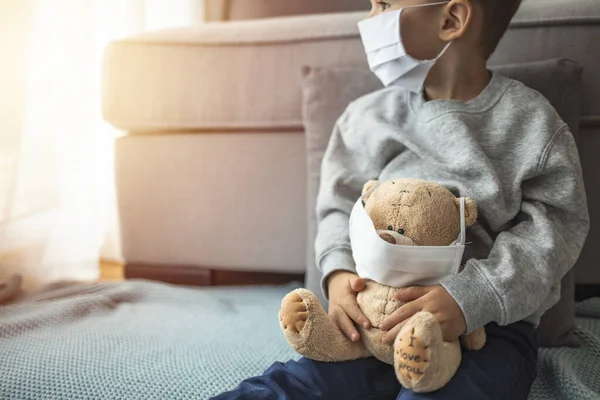 Zůstaňte Doma Karanténě Prevence Pandemie Koronaviru Smutné Dítě Jeho Medvídek — Stock fotografie