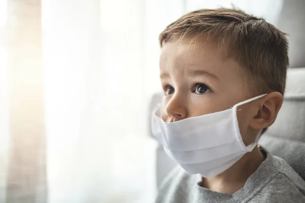 Niño Pequeño Con Máscara Médica Cara Brote Virus Corona Covid — Foto de Stock