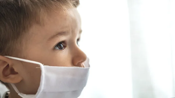 코로나 바이러스 Coronavirus Covid 예방하기 호흡기 마스크를 어린아이 집에서 바이러스 — 스톡 사진