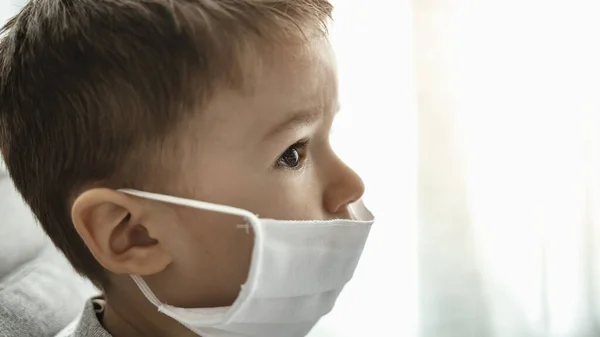 Μικρό Αγόρι Προειδοποιεί Μια Μάσκα Για Τον Προστατεύσει Από Τον — Φωτογραφία Αρχείου