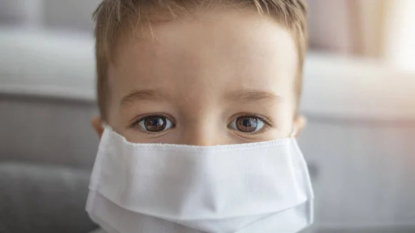 수술용 마스크를 짜리귀여운 아이입니다 소년은 코로나 바이러스 Corona Virus Covid — 스톡 사진