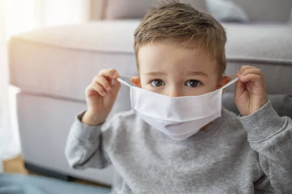Μικρό Παιδί Που Φοράει Αναπνευστική Μάσκα Πρόληψη Κατά Του Coronavirus — Φωτογραφία Αρχείου