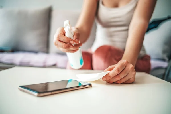 Las Manos Mujer Limpian Pantalla Del Teléfono Inteligente Con Spray — Foto de Stock