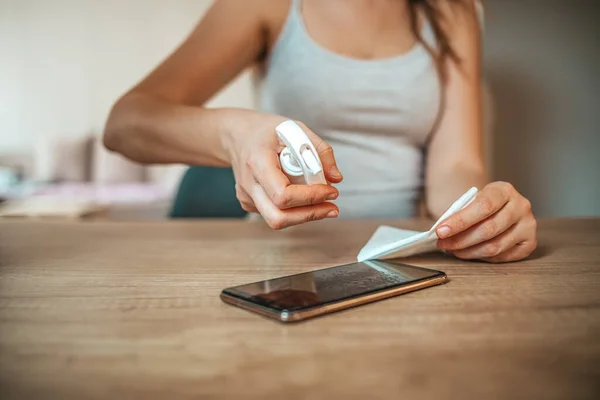 Les Mains Femme Essuient Écran Smartphone Avec Désinfectant Pulvérisé Close — Photo