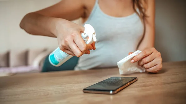 Rengöring Smutsig Teknologi Närbild Kvinnlig Hand Håller Smartphone Och Rengöringsspray — Stockfoto