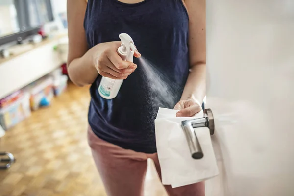 Mujer Limpiando Una Manija Puerta Con Spray Desinfección Una Toallita — Foto de Stock