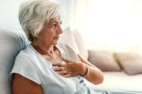 Senior Kvinna Med Bröstsmärta Trött Koronavirusvirusinfektion Som Sprider Koronavirus Smärtsam — Stockfoto