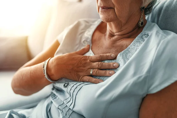 Mujer Mayor Con Dolor Pecho Enferma Infecciones Coronavirus Virales Que — Foto de Stock