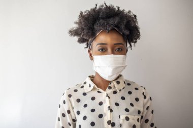 Maskeli kadın, grip virüsüne karşı koruma. Korunmak için maske takan Afro-Amerikalı bir kadın. Evde koruyucu yüz maskesi takan bir kadın. Virüsü ve salgın hastalıkları durdurun..