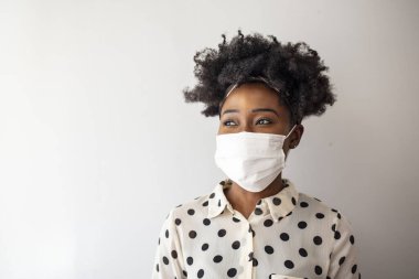 Soğuk algınlığı, grip ve virüslerden korunmak için maske takan genç bir kadının portresi. Çevre koruma, hava kirliliği ve anti virüs konsepti. Tıbbi maske takan genç bir kadın.