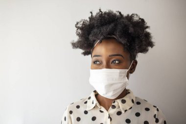 Virüsü ve salgın hastalıkları durdurun. Mavi tıbbi koruyucu maskeli sağlıklı bir kadın. Grip ve bulaşıcı salgın sırasında sağlık koruma ve önleme.