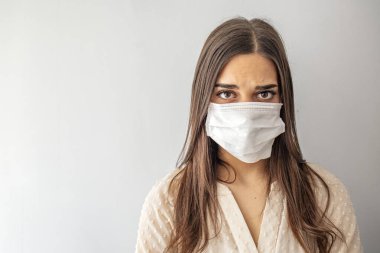Virüsü ve salgın hastalıkları durdurun. Mavi tıbbi koruyucu maskeli sağlıklı bir kadın jest yapmayı kesiyor. Grip ve bulaşıcı salgın sırasında sağlık koruma ve önleme