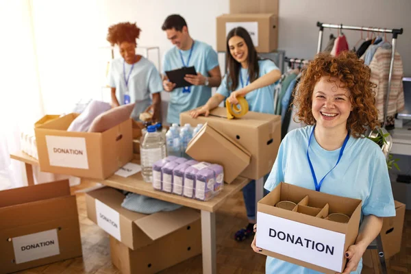 Frau Und Ihr Kollege Arbeiten Obdachlosenheim Fröhlicher Food Drive Manager — Stockfoto