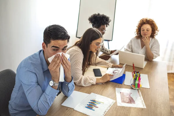 Gevangen Schot Van Een Zakenman Met Allergieën Een Kantoor Schot — Stockfoto