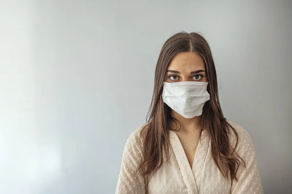 Mulher Uma Máscara Médica Close Fundo Cinza Estilo Vida Saudável — Fotografia de Stock