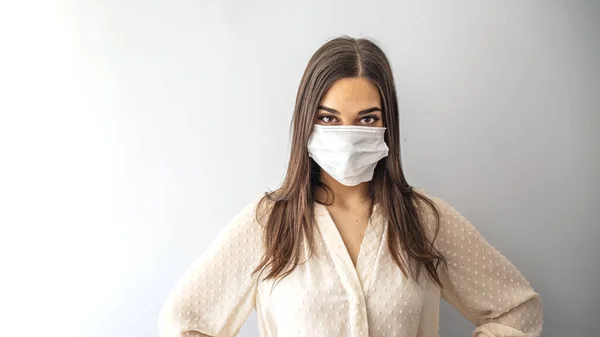 Une Fille Avec Masque Respiratoire Masqué Femme Attrayante Regarde Caméra — Photo