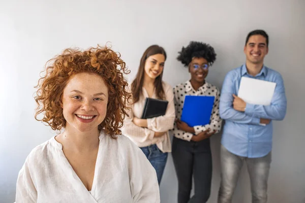 Foto Una Joven Mujer Negocios Una Sala Conferencias Con Grupo —  Fotos de Stock