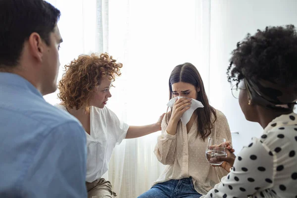 サポートセッションで彼女の話を共有する感情的な女性 カウンセリング中に乱れた女性 彼の手に頭を持つ若い女性は治療セッション中に動揺しています — ストック写真