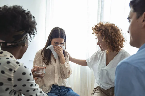 Gruppo Multietnico Persone Terapia Con Terapeuta Giovane Donna Discute Qualcosa — Foto Stock