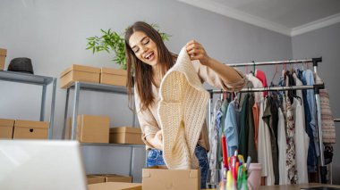 Kadınlar, küçük işletmelerin sahibi kutular içinde ürünleri paketliyor, teslimat için hazırlıyorlar. İnternette sattığı ürünleriyle paket paketleyen kadınlar.. 