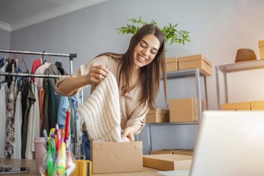 Kadınlar, küçük işletmelerin sahibi kutular içinde ürünleri paketliyor, teslimat için hazırlıyorlar. İnternette sattığı ürünleriyle paket paketleyen kadınlar.. 