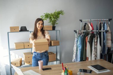 Çevrimiçi kargo alışverişi, gençler iş yerinde karton kutu paketleyen küçük işletme sahipleri olarak başlıyorlar. Kadın satıcı müşteriye teslim etmek için paket kutu ürün hazırla. Çevrimiçi satış veya e-ticaret