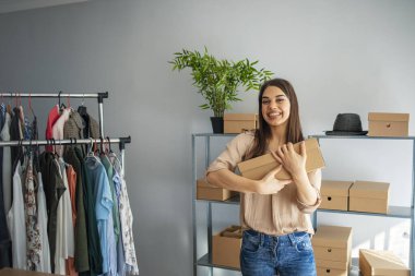 Çevrimiçi kargo alışverişi, gençler iş yerinde karton kutu paketleyen küçük işletme sahipleri olarak başlıyorlar. Kadın satıcı müşteriye teslim etmek için paket kutu ürün hazırla. Çevrimiçi satış veya e-ticaret